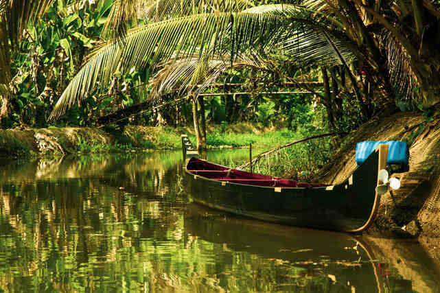 canva-kayak-boat-on-kerala-backw